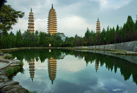 大理崇圣寺三塔倒影