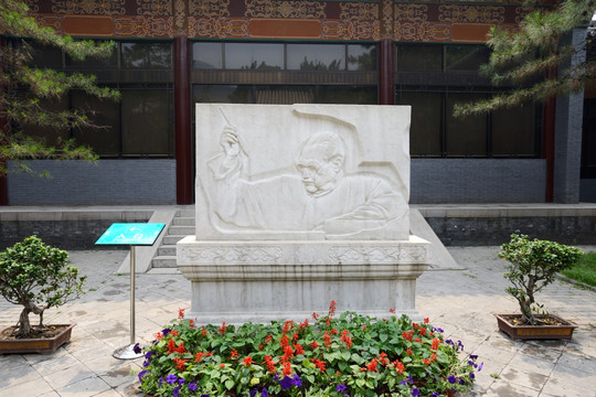 董寿平石雕像