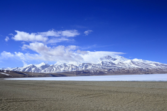 西藏风光 拉昂错和纳木那尼峰