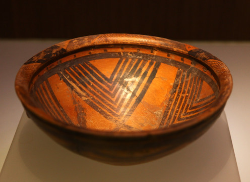 马家窑文化垂暮纹彩陶碗