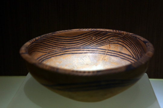 马家窑文化水波纹陶盆