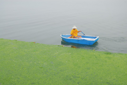 海滩边的小船