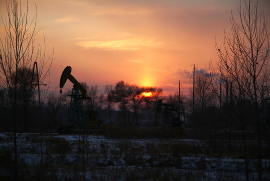 冬季黄昏的大庆油田抽油机