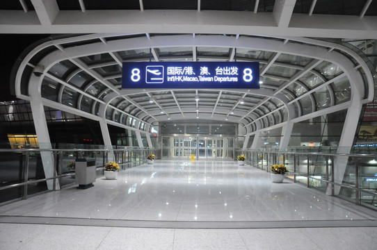 航站楼夜景 机场走廊