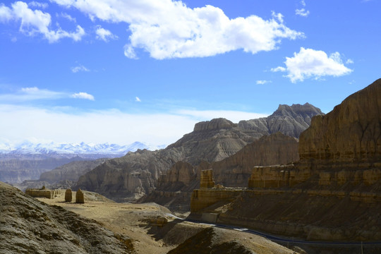 西藏风光 扎达土林中的公路