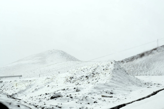 大雪纷飞的雪山之巅