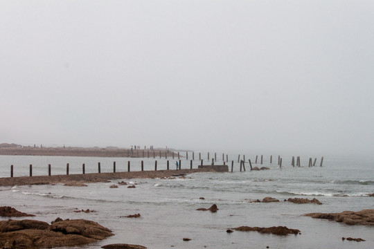 晨雾中的青岛汇泉湾