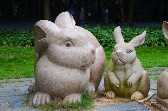 雕塑兔子母子可爱