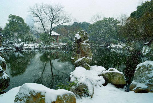 公园雪景