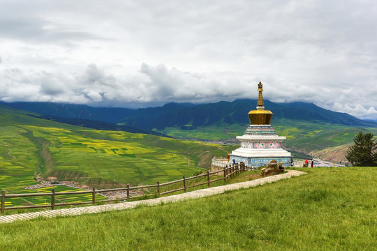 青海祁连山卓尔山白塔