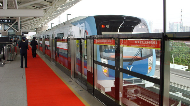 广州地铁5号线坦尾站开首发列车