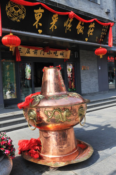 北京前门大街东来顺前铜锅