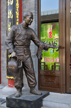 北京前门大街张一元茶庄前雕像