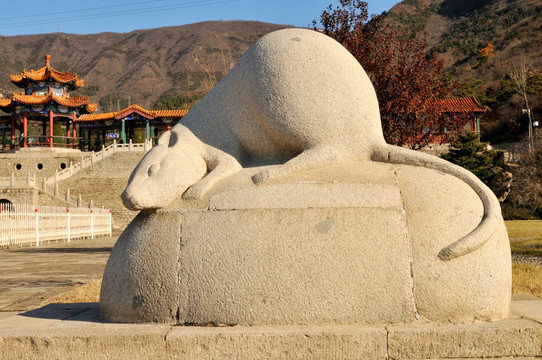 北京蟒山生肖石雕鼠