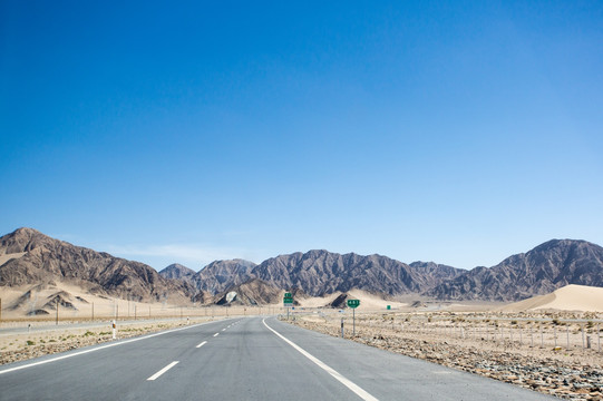沙漠中的高速公路
