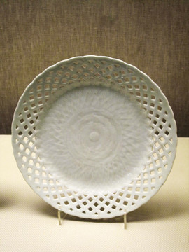 清乾隆白釉镂空瓷盘