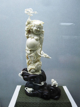 象牙雕刻刘海戏金蟾
