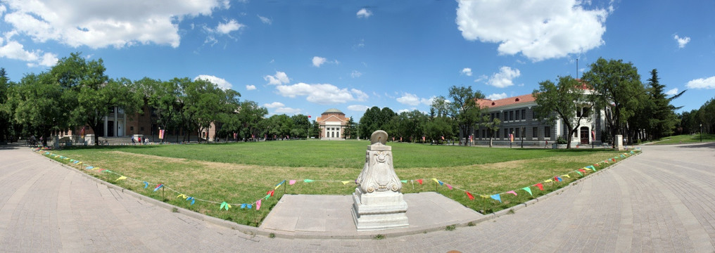 清华大学大礼堂草坪日冕全景