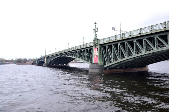 涅瓦河上钢结构活动桥