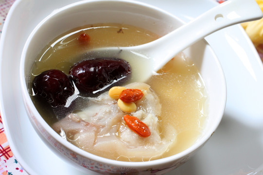 黄豆红枣猪手汤