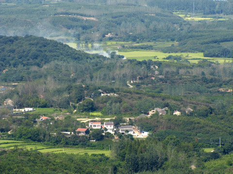 鸟瞰山村景如画