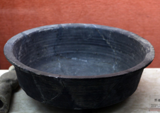 汉代黑陶盆