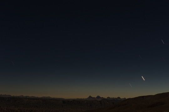 星空下的雪山