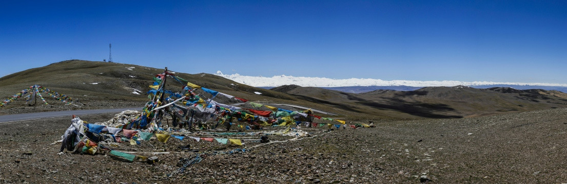 经幡与雪山全景图