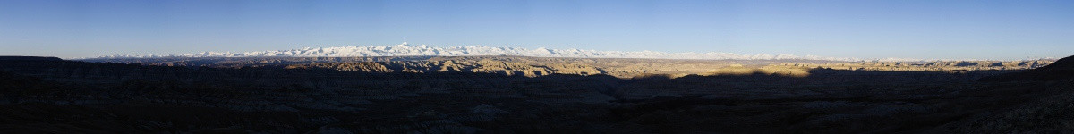 札达土林与雪山全景图