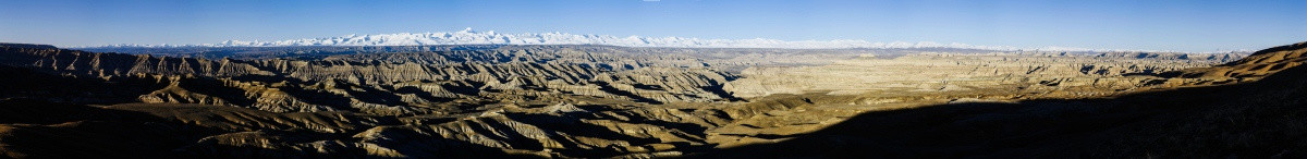 札达土林与雪山全景图