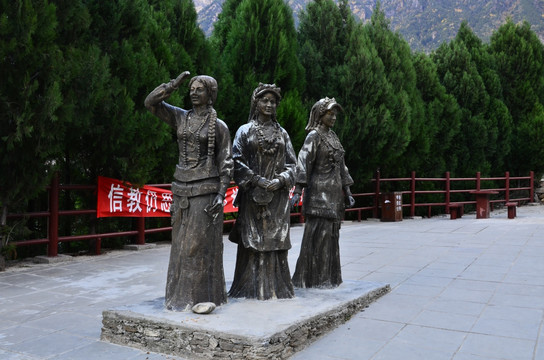 甲居藏寨藏族三姐妹雕塑