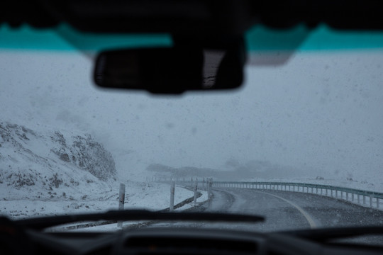 车窗外的暴风雪