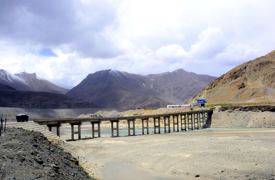 西藏风光 雅鲁藏布江上的公路桥