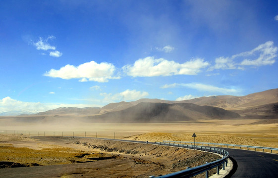西藏风光 穿越沙漠的公路