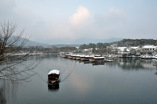 西湖 杨公堤 游船码头 雪景