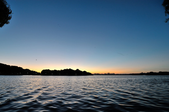 西湖 夏天 清晨 蓝天 水面