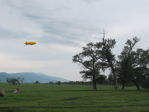 草原氢气球