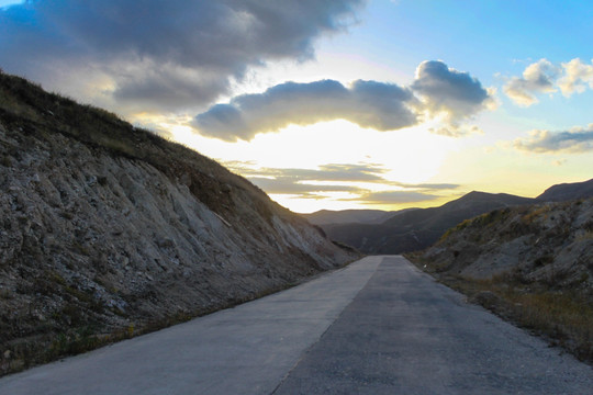 内蒙凉城蛮汉山山路