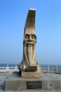 山东龙口月亮湾的月亮老人雕塑