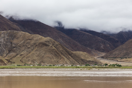 雅鲁藏布江畔的村庄