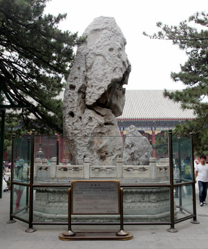 北京颐和园仁寿殿前寿星石