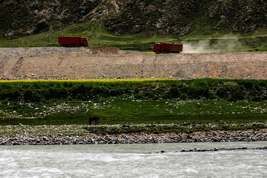 修建青藏铁路