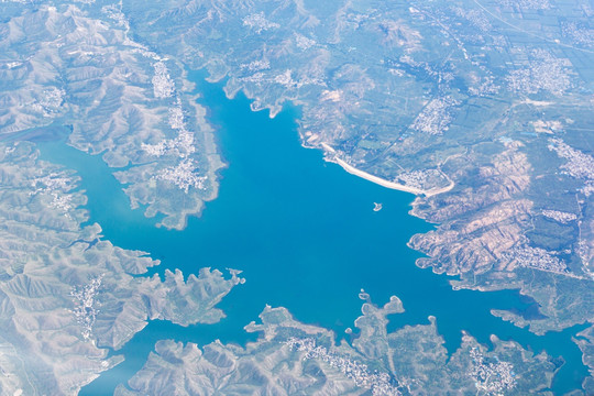 航拍大地横山岭水库秋山湖