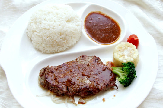 黑椒牛排套餐饭