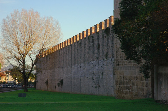 意大利比萨广场的城墙