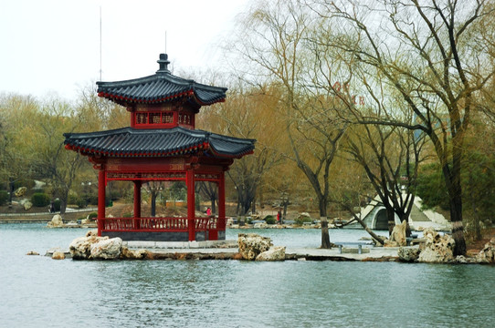 北京紫竹院的水中亭子