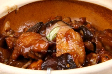生嗜滑鸡煲  菌菇滑鸡煲