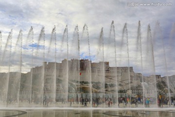西藏布达拉宫广场喷泉