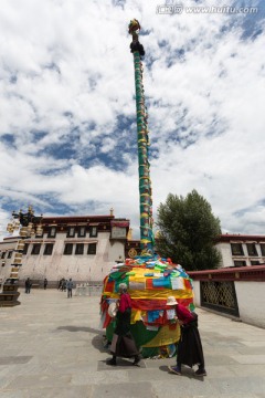 西藏拉萨大昭寺经幡柱