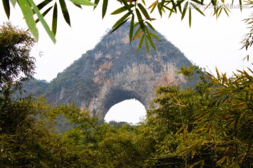 桂林阳朔月亮山